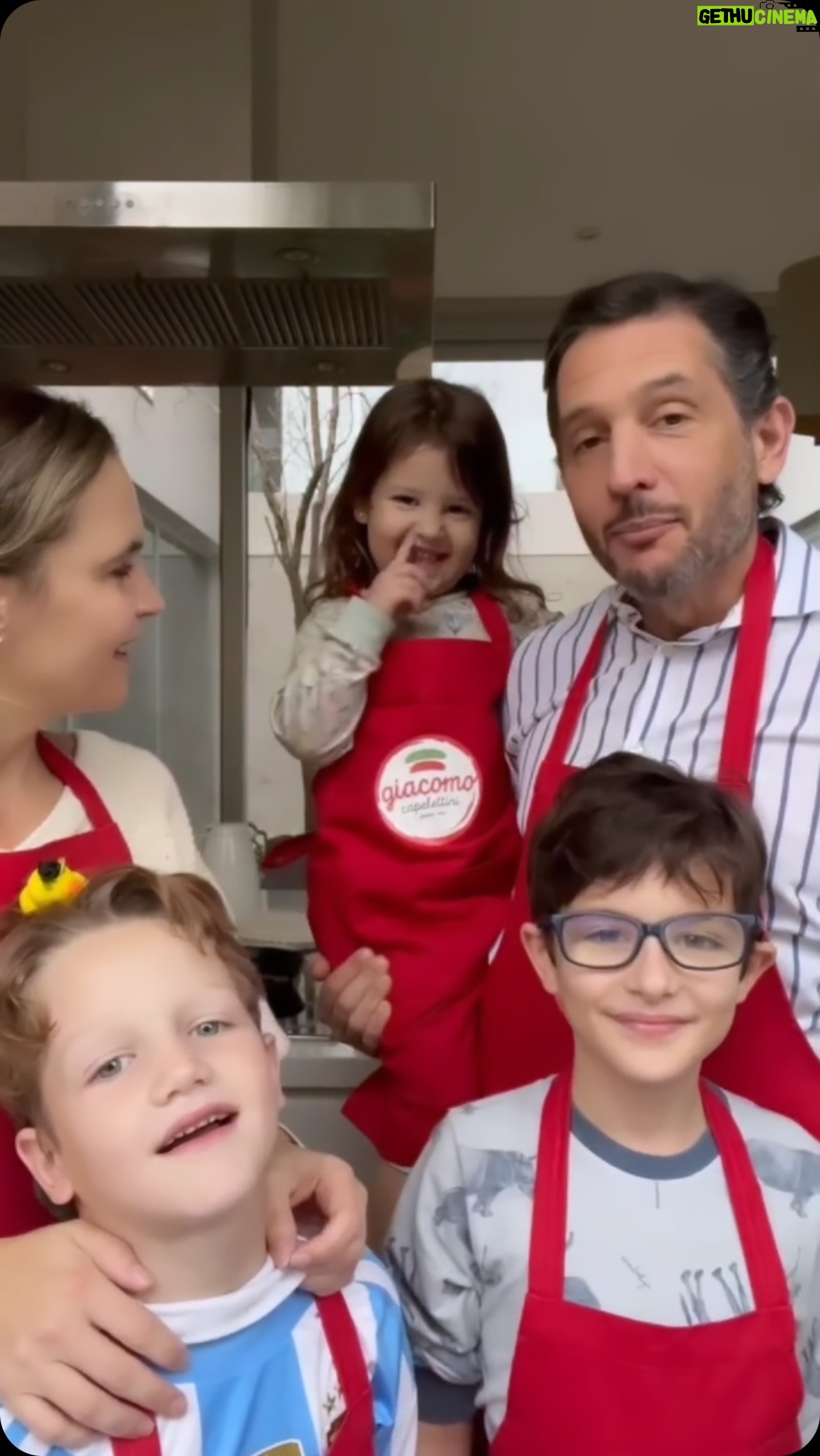 Germán Paoloski - 31.7K Likes - ¿Cocinan con sus hijos en familia? 👩🏻‍🍳🧑🏼‍🍳
En casa somos fan de preparar la comida todos juntos y para nosotros como papás es clave darle a los chicos algo rico y práctico pero nutritivo y libre de sellos. Por eso @giacomo_oficial es un hit desde siempre! 
Creo que quedó claro cuál es el favorito de Mia 🤣 #unhitdesdesiempre