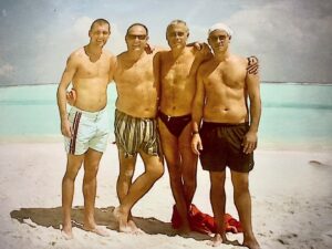 Gerry Scotti Instagram - Eravamo quattro amici al mar…🐚