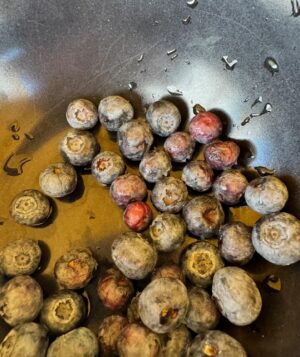Gert Wingårdh Instagram - Lyx att äta sig lunchmätt på efterrätt!

Gissa hur många vi åt?

Ledtrådar
5 ägg från egna hönor

5dl vispgrädde
En skål blåbär
En skål jordgubbar
En burk hallonsylt
En ströare socker