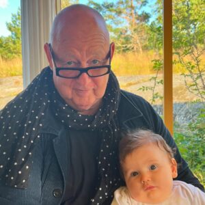 Gert Wingårdh Instagram - En skål vatten.
Tvätta aprikosen

En kniv att snitta upp frukten i tunna skivor.
Sol och sötma direkt från Montpellier.

Visst är årets frukter och bär de godaste någonsin.

Sitter i den sjunkande kvällssolen med Julian