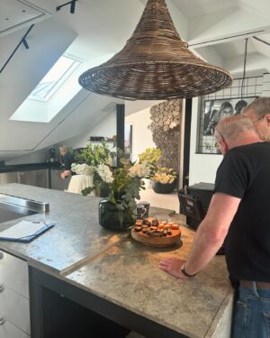 Gert Wingårdh Instagram - Husdrömmar s12

Hård dag på jobbet....

Underbar takvåning, underbart par och underbart väder!

Fantastiskaidéer och en otrolig vändning.

Säsong 12 blir bäst🌞🌞🌞🌞🌞