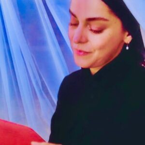 Ghazal Shakeri Instagram - 🕊
گاه
دلتنگی می آید
پاره ای از افکارمان را موزون می کند
از جان و دل جدایش می کند 
و در دل سیاهی شب
چون زمزمه ای ساده
ساده تر از ساده
بر لب می نشاند
…

زمزمه ای ساده
ساده تر از ساده
به یاد مادر
برای مادر
،
کلام از من 

بیست و ششم مرداد سال صفر و یک
اولین سالگرد دلتنگی
#فرشته_طائرپور 
@ghazal.shakeri.official 

تقدیم به همه عزیزانی که خداحافظی با عزیزشان را تجربه کردند…
❤️‍🔥