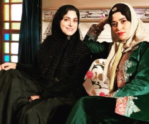 Ghazal Shakeri Instagram - ❣️
جیران خانوم جان
چه خوش است همکاری و همنشینی 
با تو 
که شیرینی و هنرمند و تماشایی

#پرینازایزدیار 
#غزل_شاکری 
#جیران
#ملک زاده