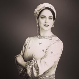 Ghazal Shakeri Instagram - …

به تماشا سوگند
و به آغاز کلام
و به پرواز کبوتر از ذهن
واژه ای در قفس است…
…
من به آنان گفتم :
آفتابی لب درگاه شماست
که اگر در بگشایید به رفتار شما می تابد.

و به آنان گفتم :
در کف دست زمین گوهر ناپیدایی است
که رسولان همه از تابش آن خیره شدند.
پی گوهر باشید.
لحظه ها را به چراگاه رسالت ببرید…

💎
پی نوشت:
من هم مثل خیلی از شما قرنطینه و کرونا رو از سر گذروندم عزیزان…
تصویری از من و ابیاتی از سهراب سپهری؛
باشه بهانه ای برای تشکر از مهر و محبت و پیغام های شیرین و احوالپرسی های گرمتون .

از ته دل 
برای دردهاتون درمان 
برای بی قراری هاتون قرار
و برای جسم و جانتون سلامتی و شادی آرزو می کنم…

کوچک شما
غزل
🤍
@payameraeeart 🙏
#سهراب_سپهری 
#غزل_شاکری