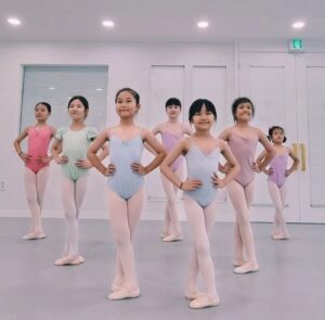 Gi So-you Instagram - 단짝친구 규리라 함께해서  더 즐거운  발레😍😍
너희 너무 이쁘당^^
ㆍ
ㆍ
ㆍ
ㆍ
@kyubin0909 
ㆍ
ㆍ
ㆍ
@sballet_studio 
발레  예쁘게 가르쳐 주셔서 감사드려요 
ㆍ
ㆍ
ㆍ
#기소유#박규리#발레#넘이쁘다#감사합니다