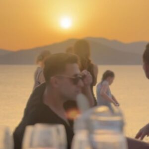 Giancarlo Commare Instagram - Vento d’estate, io vado al mare voi che fate ? 

Non sono un assiduo frequentatore di questi spazi virtuali, sono più tipo da “lo mollo un attimo qui..” e poi è finita la giornata. Ogni tanto sento anche io  quel momento dove lo accendo , apro Instagram e tac qualche foto qualche video e pezzi di vita li butto li tra schermi pieni di luce e scatole nere, a volte può essere divertente soprattutto quando sei felice e allora sì come Castello anche io quando sono felice so dirmi di essere “troppu beddu” non accade spesso ma quando capita é un bel momento da godersi e perché no ? anche da condividere.