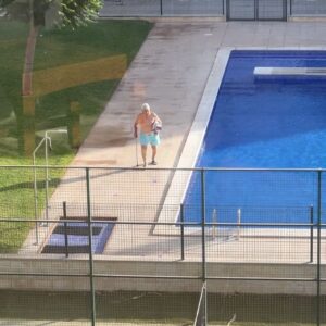 Giancarlo Commare Instagram - Vento d’estate, io vado al mare voi che fate ? 

Non sono un assiduo frequentatore di questi spazi virtuali, sono più tipo da “lo mollo un attimo qui..” e poi è finita la giornata. Ogni tanto sento anche io  quel momento dove lo accendo , apro Instagram e tac qualche foto qualche video e pezzi di vita li butto li tra schermi pieni di luce e scatole nere, a volte può essere divertente soprattutto quando sei felice e allora sì come Castello anche io quando sono felice so dirmi di essere “troppu beddu” non accade spesso ma quando capita é un bel momento da godersi e perché no ? anche da condividere.