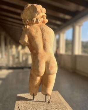 Giancarlo Commare Instagram - Vento d’estate, io vado al mare voi che fate ? 

Non sono un assiduo frequentatore di questi spazi virtuali, sono più tipo da “lo mollo un attimo qui..” e poi è finita la giornata. Ogni tanto sento anche io  quel momento dove lo accendo , apro Instagram e tac qualche foto qualche video e pezzi di vita li butto li tra schermi pieni di luce e scatole nere, a volte può essere divertente soprattutto quando sei felice e allora sì come Castello anche io quando sono felice so dirmi di essere “troppu beddu” non accade spesso ma quando capita é un bel momento da godersi e perché no ? anche da condividere.
