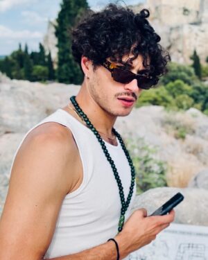 Giancarlo Commare Instagram - Vento d’estate, io vado al mare voi che fate ? 

Non sono un assiduo frequentatore di questi spazi virtuali, sono più tipo da “lo mollo un attimo qui..” e poi è finita la giornata. Ogni tanto sento anche io  quel momento dove lo accendo , apro Instagram e tac qualche foto qualche video e pezzi di vita li butto li tra schermi pieni di luce e scatole nere, a volte può essere divertente soprattutto quando sei felice e allora sì come Castello anche io quando sono felice so dirmi di essere “troppu beddu” non accade spesso ma quando capita é un bel momento da godersi e perché no ? anche da condividere.