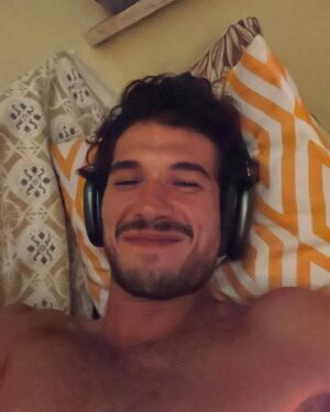Giancarlo Commare Instagram - Vento d’estate, io vado al mare voi che fate ? 

Non sono un assiduo frequentatore di questi spazi virtuali, sono più tipo da “lo mollo un attimo qui..” e poi è finita la giornata. Ogni tanto sento anche io  quel momento dove lo accendo , apro Instagram e tac qualche foto qualche video e pezzi di vita li butto li tra schermi pieni di luce e scatole nere, a volte può essere divertente soprattutto quando sei felice e allora sì come Castello anche io quando sono felice so dirmi di essere “troppu beddu” non accade spesso ma quando capita é un bel momento da godersi e perché no ? anche da condividere.