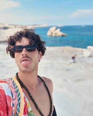 Giancarlo Commare Instagram - Vento d’estate, io vado al mare voi che fate ? 

Non sono un assiduo frequentatore di questi spazi virtuali, sono più tipo da “lo mollo un attimo qui..” e poi è finita la giornata. Ogni tanto sento anche io  quel momento dove lo accendo , apro Instagram e tac qualche foto qualche video e pezzi di vita li butto li tra schermi pieni di luce e scatole nere, a volte può essere divertente soprattutto quando sei felice e allora sì come Castello anche io quando sono felice so dirmi di essere “troppu beddu” non accade spesso ma quando capita é un bel momento da godersi e perché no ? anche da condividere.