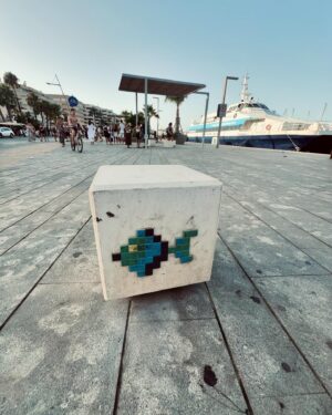 Giancarlo Commare Instagram - Vento d’estate, io vado al mare voi che fate ? 

Non sono un assiduo frequentatore di questi spazi virtuali, sono più tipo da “lo mollo un attimo qui..” e poi è finita la giornata. Ogni tanto sento anche io  quel momento dove lo accendo , apro Instagram e tac qualche foto qualche video e pezzi di vita li butto li tra schermi pieni di luce e scatole nere, a volte può essere divertente soprattutto quando sei felice e allora sì come Castello anche io quando sono felice so dirmi di essere “troppu beddu” non accade spesso ma quando capita é un bel momento da godersi e perché no ? anche da condividere.