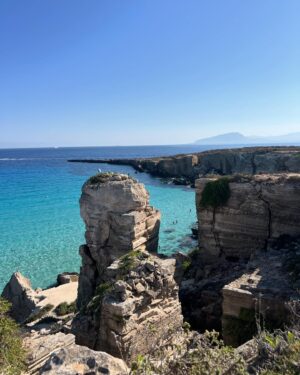 Giancarlo Commare Instagram - Vento d’estate, io vado al mare voi che fate ? 

Non sono un assiduo frequentatore di questi spazi virtuali, sono più tipo da “lo mollo un attimo qui..” e poi è finita la giornata. Ogni tanto sento anche io  quel momento dove lo accendo , apro Instagram e tac qualche foto qualche video e pezzi di vita li butto li tra schermi pieni di luce e scatole nere, a volte può essere divertente soprattutto quando sei felice e allora sì come Castello anche io quando sono felice so dirmi di essere “troppu beddu” non accade spesso ma quando capita é un bel momento da godersi e perché no ? anche da condividere.