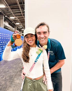 Giba Instagram - Avisa que é ela: Rayssa Leal! 🧚 A nossa fadinha do skate e a mais jovem medalhista olímpica brasileira. É inspirador perceber como você incorpora a força, a técnica e a leveza que definem os grandes campeões. Nosso Bronze em Paris 2024! Seu talento e dedicação são orgulho para todos nós! 🤩🥇🧚🇧🇷

#Fy #RayssaLeal #Olimpiadas #Paris2024