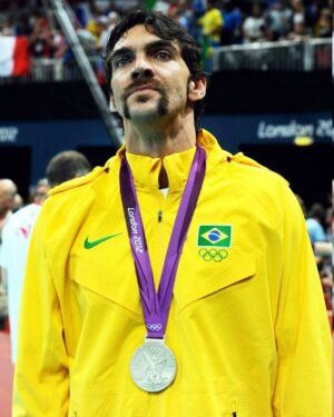 Giba Instagram - 12 ANOS DA MEDALHA DE PRATA LONDRES! 🤩 Hoje, 12 de agosto, completamos 12 anos daquela emocionante final em Londres 2012. Enfrentamos a Rússia em uma disputa acirrada. Estávamos vencendo por 2 sets a 0, mas a Rússia conseguiu uma virada espetacular e ficamos com a medalha de prata. Demos tudo de nós em quadra.

Essa foi minha última Olimpíada e apesar do resultado, saímos de cabeça erguida, com orgulho do que construímos como equipe. Sempre temos algo a aprender com os momentos difíceis. Por isso, hoje é dia de relembrar e agradecer a todos que acreditaram e estiveram ao nosso lado. O esporte nos ensina muito e esse dia ficará para sempre na minha memória! 🤩🥈🇧🇷

#volleyball #londres #olimpiadas #fy