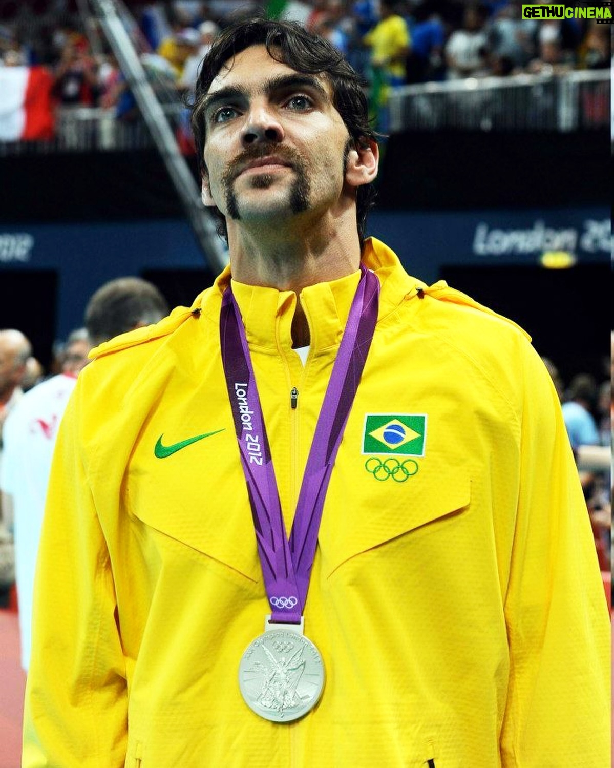 Giba - 97.1K Likes - 12 ANOS DA MEDALHA DE PRATA LONDRES! 𤩠Hoje, 12 de agosto, completamos 12 anos daquela emocionante final em Londres 2012. Enfrentamos a Rússia em uma disputa acirrada. EstÔvamos vencendo por 2 sets a 0, mas a Rússia conseguiu uma virada espetacular e ficamos com a medalha de prata. Demos tudo de nós em quadra.
Essa foi minha Ćŗltima OlimpĆada e apesar do resultado, saĆmos de cabeƧa erguida, com orgulho do que construĆmos como equipe. Sempre temos algo a aprender com os momentos difĆceis. Por isso, hoje Ć© dia de relembrar e agradecer a todos que acreditaram e estiveram ao nosso lado. O esporte nos ensina muito e esse dia ficarĆ” para sempre na minha memória! š¤©š„š§š·
#volleyball #londres #olimpiadas #fy