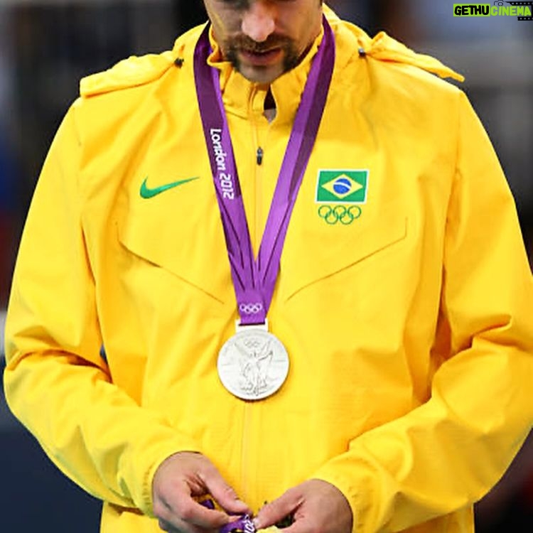 Giba - 97.1K Likes - 12 ANOS DA MEDALHA DE PRATA LONDRES! 𤩠Hoje, 12 de agosto, completamos 12 anos daquela emocionante final em Londres 2012. Enfrentamos a Rússia em uma disputa acirrada. EstÔvamos vencendo por 2 sets a 0, mas a Rússia conseguiu uma virada espetacular e ficamos com a medalha de prata. Demos tudo de nós em quadra.
Essa foi minha Ćŗltima OlimpĆada e apesar do resultado, saĆmos de cabeƧa erguida, com orgulho do que construĆmos como equipe. Sempre temos algo a aprender com os momentos difĆceis. Por isso, hoje Ć© dia de relembrar e agradecer a todos que acreditaram e estiveram ao nosso lado. O esporte nos ensina muito e esse dia ficarĆ” para sempre na minha memória! š¤©š„š§š·
#volleyball #londres #olimpiadas #fy