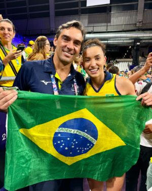 Giba Instagram - BRONZE NELASS!!! 🤩🎉🇧🇷 Sabemos o quanto foi árduo o caminho até aqui. Cada treino, cada jogo, cada sacrifício... vocês lutaram com todo o coração para trazer essa medalha para o Brasil. Em um cenário de altíssima performance, onde todos os times deram o seu melhor, vocês se destacaram pela garra e determinação. Essa medalha de bronze, na verdade, brilha como ouro. 

Parabéns, @gabiguimaraes10 e toda a equipe! Vocês nos encheram de orgulho e mostraram ao mundo a força do vôlei brasileiro, mulheres incríveis!!! 🥉🇧🇷🎉🙏

#volleyball #paris2024 #volei #fy