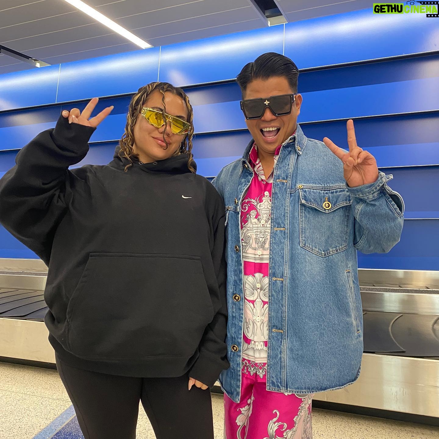 Gigi Era - 5K Likes - ☑️Survived New York
☑️ Met @parrisgoebel
☑️ United broke my bag. Got replacement on the spot #camp
☑️Photoshoot at time square
☑️Watched musicals
☑️Cross the Brooklyn Bridge
MANY MORE!!!!
I use to watch these on tv and now it’s all reality!!!
#nyc #timesquare #royalfamily #crownsup #businessclass #qantas #versace #businesstrip #humanhairwigs