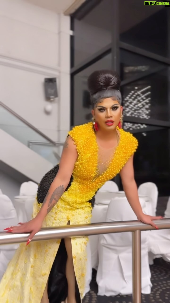 Gigi Era - 8.3K Likes - Serving you???
A. Corn Hub 🌽
B. Tumble Bee 🐝
C. Chest Cake 🧀
D. All the above 💛
Comment your votes down below 🤣
Thank you
Gown: @markjosephsayad
Hair: @wigsbymargaux
Nails: @opulentnails.mnl
Earrings: @farah_abu
Film: @clarissevjoyce_
#yesand #peagent #dragqueen #yellowmoment #slay #arianagrande