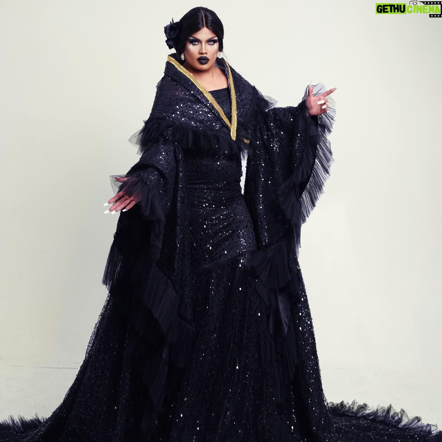 Gigi Era - 5K Likes - Channeling the fierce mystique of black magic.
Photo: @jagger_studios
Designer: Joven Lim
MUA: @minortiz
Hair: @humanhairwigsbydave
Nails: @opulentnails.mnl
#blackmariaclara #dragraceph #photography #melbournedrag #fashionstyle #missmaam