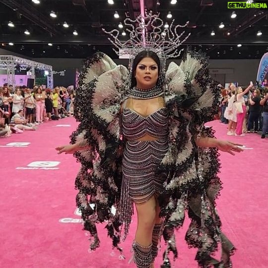 Gigi Era - 9.7K Likes - Dragcon 2023 Los Angeles @the_gigi_era_show representing DragRace Philippines. Visit us in Booth 1919 for a meet and greet. Merchandise available and @humanhairwigsbydave special thanks to @violette_blanche for all your hard work and @lock_australia #rupaulsdragcon #dragcon2023 #conventioncenter #losangeles