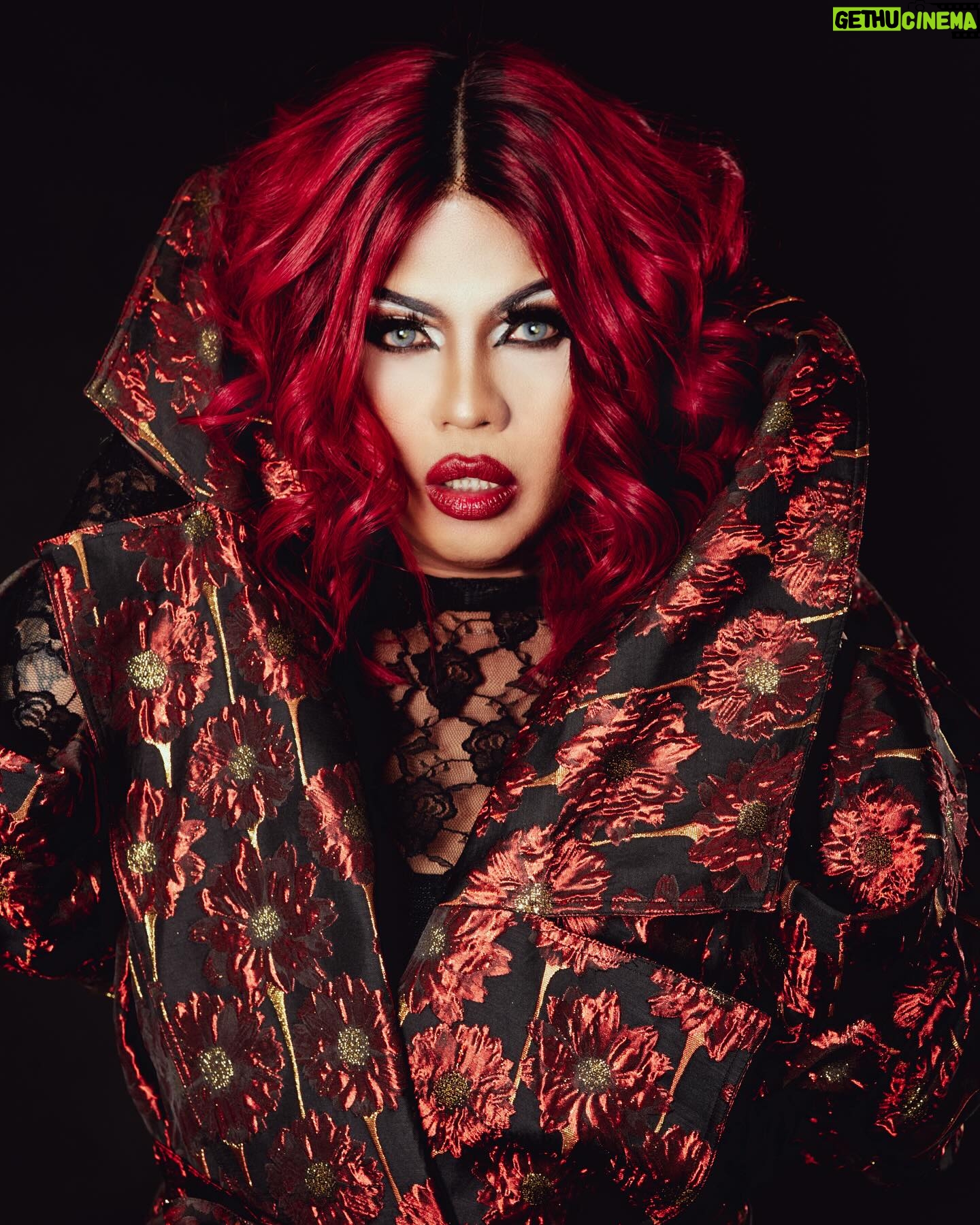 Gigi Era - 4.9K Likes - THE HOUSE OF ERA
Photo: @nealalday
Designer: @etalaustralia
Model: @suarie.rodrigo
Hair: @humanhairwigsbydave
#humanhairwigs #etalaustralia #trenchcoat #phoyography #editorial #melbournedesign #dragraceph #fitnees #modellife #redhairdontcare