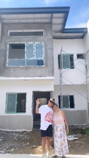 Gigi Era Instagram - I love you Mama😘❤️🥰 I been so busy working but finally had a quick visit in Davao,Philippines to see my mama then surprise her with her new house and lot too. 

Love you mama hope to see you again very soon 😘😘😘