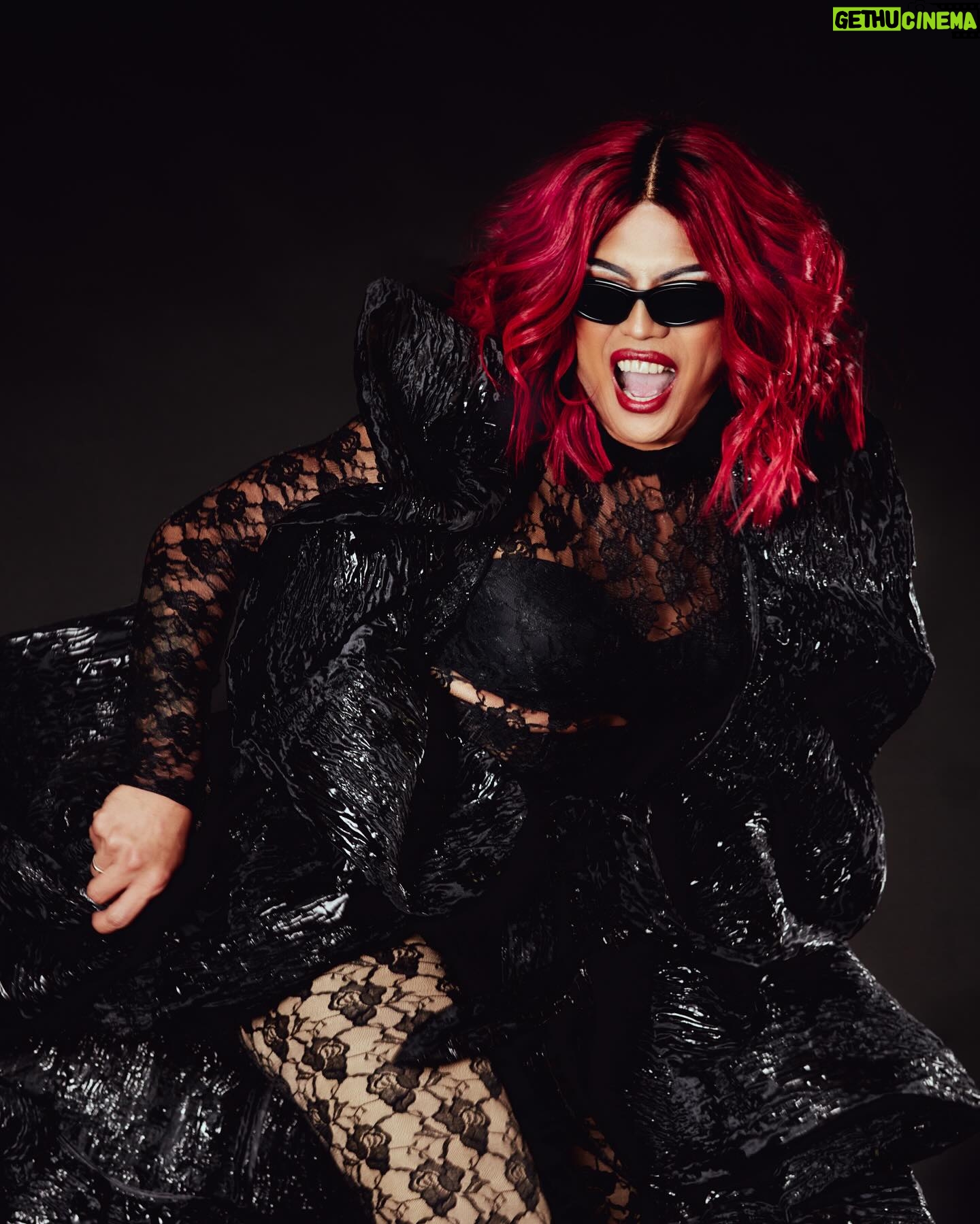 Gigi Era - 4.9K Likes - THE HOUSE OF ERA
Photo: @nealalday
Designer: @etalaustralia
Model: @suarie.rodrigo
Hair: @humanhairwigsbydave
#humanhairwigs #etalaustralia #trenchcoat #phoyography #editorial #melbournedesign #dragraceph #fitnees #modellife #redhairdontcare