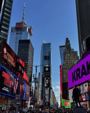 Gigi Lai Instagram - Vacation mood #Happiness #NewYork
📸 credit: my girls🥰

#travel #vacations #sunshine #happymoments #love #familytrip2024