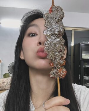 Gigi Yim Instagram - 時間飛逝
每次返嚟都想食呢間冰糖葫蘆，雖然唔關咩事😂
同細妹嘅合照，果然有要求👍🏻
同細佬的書枱合照✌🏻
Yeah, 同細佬合照🤖
強壯的三一🦾