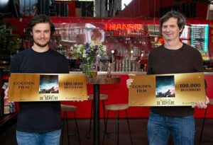 Gijs Blom Instagram - JAAAAA!!!! Na een week hebben 100.000 mensen de film al gezien. Staan hier maar met z’n tweeën maar ik ben mega trots op alle honderden mensen die hier aan hebben meegewerkt (en ik er niet bij kan taggen)!!! ❤️❤️❤️