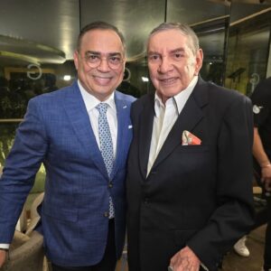 Gilberto Santa Rosa Instagram - Que honor reencontrarme con uno de mis ídolos y celebrar su vida y legado a través de su libro “Por Amor”. 
Una noche en Ciudad de México llena de cariño, respeto y buena compañía! 
Que honor haber formado parte! 
Gracias @marcoantoniomuniz.oficial gracias Familia Muñiz...
#caminalo #garautentico