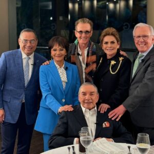 Gilberto Santa Rosa Instagram - Que honor reencontrarme con uno de mis ídolos y celebrar su vida y legado a través de su libro “Por Amor”. 
Una noche en Ciudad de México llena de cariño, respeto y buena compañía! 
Que honor haber formado parte! 
Gracias @marcoantoniomuniz.oficial gracias Familia Muñiz...
#caminalo #garautentico