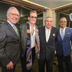 Gilberto Santa Rosa Instagram - Que honor reencontrarme con uno de mis ídolos y celebrar su vida y legado a través de su libro “Por Amor”. 
Una noche en Ciudad de México llena de cariño, respeto y buena compañía! 
Que honor haber formado parte! 
Gracias @marcoantoniomuniz.oficial gracias Familia Muñiz...
#caminalo #garautentico