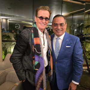 Gilberto Santa Rosa Instagram - Que honor reencontrarme con uno de mis ídolos y celebrar su vida y legado a través de su libro “Por Amor”. 
Una noche en Ciudad de México llena de cariño, respeto y buena compañía! 
Que honor haber formado parte! 
Gracias @marcoantoniomuniz.oficial gracias Familia Muñiz...
#caminalo #garautentico
