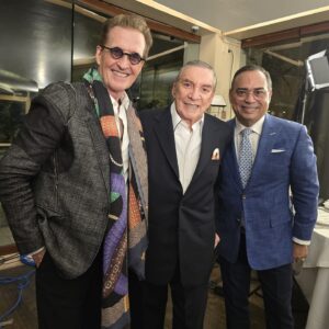Gilberto Santa Rosa Instagram - Que honor reencontrarme con uno de mis ídolos y celebrar su vida y legado a través de su libro “Por Amor”. 
Una noche en Ciudad de México llena de cariño, respeto y buena compañía! 
Que honor haber formado parte! 
Gracias @marcoantoniomuniz.oficial gracias Familia Muñiz...
#caminalo #garautentico