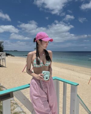 Gingle Wang Instagram - ：
想去沒有午後雷陣雨的地方

🐕🐰💞🐚🏖️