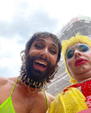 Ginny Lemon Instagram - My new best fwend @conchitawurst she didn’t sing Tattoo once but I love her 💛

@manchesterpride @bookingcom 😜

Anyone else see me splashing about in a bathtub this weekend? 🛁