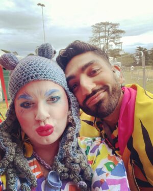 Ginny Lemon Instagram - Fanks @deershedfestival for having me & so lovely meeting my crush @mawaanr I MEAN HOW FABULOUS! 💛

Shout out to @fumbalinas for the amazing kaftan (which I’m in love with) 

Also @artemismermaidshop for a octopus crotchet headpiece 🐙