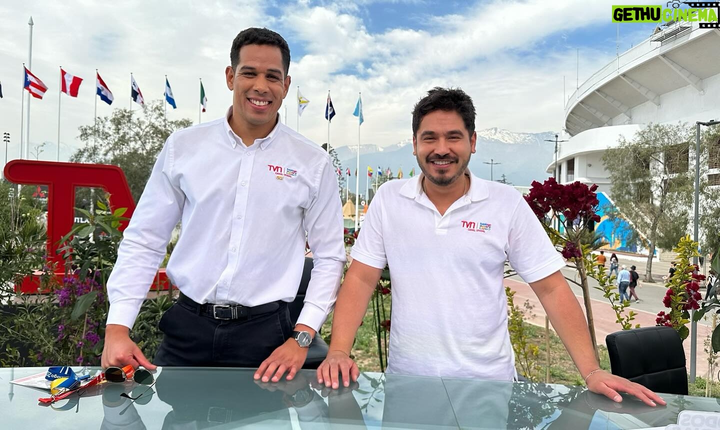 Gino Costa - 1.7K Likes - 🏊♂️ 📺 Hace 15 años haciendo mi práctica de periodista le pedí a mi amigo @oliverelliotb poder entrevistarlo, porque era un nadador campeón y futuro representante 🇨🇱 en los JJOO !!!
Quien iba a pensar que hoy en los Panamericanos Santiago 2023 íbamos a ser compañeros de canal!! Grande campeón @oliverelliotb @tvn