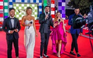 Gino Costa Instagram - 🩵LLEGÓ EL MOMENTO DE DECIR ADIÓS A MI QUERIDO TVN🩵
Sí, acabo de renunciar a la que fue mi casa por casi 12 años… 
No fue fácil tomar la decisión pero, como muchos saben, me gustan los desafíos, lo difícil, lo que me quita el sueño… y ese es el nuevo camino que emprenderé.
Me voy tranquilo, porque lo di todo y más.
Aquí fui inmensamente feliz… obvio que, como todo en la vida, pasé momentos difíciles, rabias pero, sin duda, que las risas fueron muchas más…
El 2012 llegué a TVN como un pollo de 24 años al programa más importante de la TV: “Buenos Días a Todos, El Matinal de Chile” donde me dieron la oportunidad de hacer de todo: notero, panelista, animador, sin duda, la mejor escuela que podría haber tenido.
TVN me regaló la posibilidad de animar festivales… como el hermoso Festival de Dichato… estuve en el backstage del Festival de Talca, Olmué y Viña… animé el programa satélite de Viña y como olvidar a mi favorito “Buen Finde ❤️” … compartí estudio con los mejores de la TV, de los que aprendí muchísimo… pero lejos lejos lejos, lo mejor de todo, son los amigos que me hice… los quiero muchísimo, los llevo a cada uno de ustedes en mi corazón. No bajen los brazos: que los valoren, lúzcanse, brillen y que los hagan brillar!
Se cierra un ciclo, pero comienza uno que estoy seguro les encantará… nos seguiremos viendo 🩵✌️ Hasta siempre @tvn