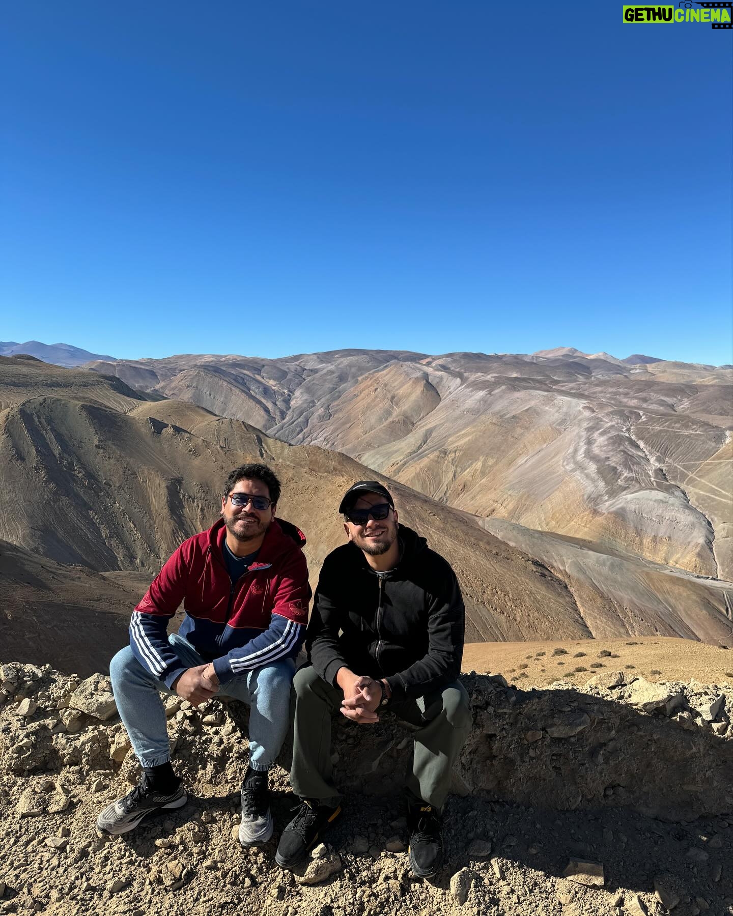 Gino Costa - 1.6K Likes - 🇨🇱 Hoy la aventura comenzó a las 5 AM porque había que llegar a este paraíso !!! Salar Pedernales IM PAC TAN TE … cuesta llegar, hay que madrugar pero todo vale la pena… premio para @pollocampos que se bancó 12 horas de manejo mientras yo 💤 jeje Seguiiiiimooooos la ruta 🇨🇱