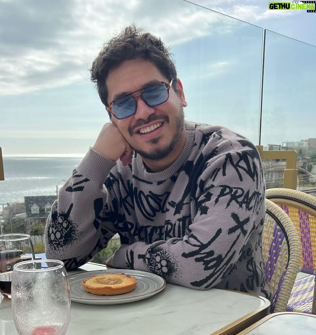 Gino Costa - 1.4K Likes - 👋 Buenaaaas Nocheeees 🙌