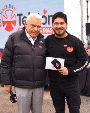 Gino Costa Instagram - Que bien lo pasamos animando junto a @donfranciscotv la desayunatón desde Caleta Portales 🌊⛱️!!! Vamos todos a donar al banco o a través del botón digital ! Teletón 2023 ❤️
@teleton_chile
Nos vemos más rato en la Quinta Vergara 🙌🏼