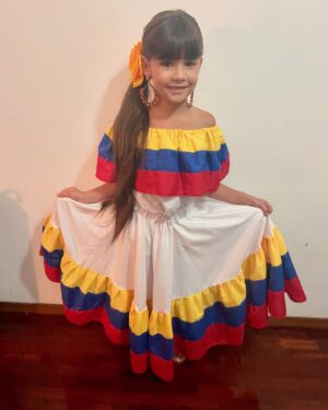 Gioia Arismendi Instagram - Somos de Aquí, Somos Venezolanas 🇻🇪 Mi hija #StellaVera ⭐️ mi primogénita mi gran Orgullo, ella es y se siente muy Feliz de ser Venezolana ❤️ y yo como su madre la aplaudo y la enamoro día a día de nuestra tierra maravillosa inculcándole valores, tradiciones  y  claro que también sé con total certeza que tenemos el mejor País del mundo, lo AMAMOS ♥️😍🥰 y no hay nada más que deseemos que todos nosotros y nuestros hermanos estemos en PAZ ✌🏻en LIBERTAD 🕊️ unidos juntos y por el país que tanto amamos y que seguimos construyendo día a día!!! 
.
Mi hija hermosa le tocó exponer sobre su País: Venezuela 🇻🇪 lo hizo fabuloso!!! ⭐️
.
Sé ve tan bella con su traje típico folclórico 💕
preparamos juntas y con mucho amor para compartir con sus amiguitos y maestras comida típica venezolana: 
- Cachapitas con queso fresco.
- Bolitas de Leche también conocidas como papitas de leche. 
Y bailo joropo espectacular… 💃🏻 
.
SOMOS VENEZUELA 🇻🇪 y mi princesa 👸 el FUTURO de nuestro país… Ella la luz, Ella la esperanza, Ella el camino… Con la Fe intacta y seguras de que vamos Hasta el final!!! Te visualizamos libre en paz y cubierta de total luz ☀️ 💛💙❤️
.
Gracias Gracias Gracias 🙌🏻👐🙏 porque #yosignifico #iamenough #yosoy #soham I Am Gioia Arismendi en Abundancia y Prosperidad rodeada de Éxito y Amor! Amén!!! 💟🕉☮️⚛️
. 
Gracias querida Amiga @vanebachrich 💖 por este hermoso traje que nos prestaste de la Princesisima hermosa Marianto!!! Más Futuro Maravilloso! 🩷
Las Adoramos 🙌🏻👐😍
.
Accesorios @bambolabygioia 
.
Me dicen si es la Niña Venezolana más bella que han visto hoy? Soy una mamá perdidamente enamorada?