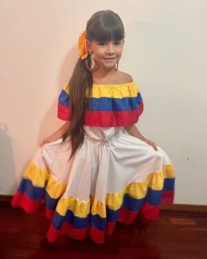 Gioia Arismendi Instagram - Somos de Aquí, Somos Venezolanas 🇻🇪 Mi hija #StellaVera ⭐️ mi primogénita mi gran Orgullo, ella es y se siente muy Feliz de ser Venezolana ❤️ y yo como su madre la aplaudo y la enamoro día a día de nuestra tierra maravillosa inculcándole valores, tradiciones  y  claro que también sé con total certeza que tenemos el mejor País del mundo, lo AMAMOS ♥️😍🥰 y no hay nada más que deseemos que todos nosotros y nuestros hermanos estemos en PAZ ✌🏻en LIBERTAD 🕊️ unidos juntos y por el país que tanto amamos y que seguimos construyendo día a día!!! 
.
Mi hija hermosa le tocó exponer sobre su País: Venezuela 🇻🇪 lo hizo fabuloso!!! ⭐️
.
Sé ve tan bella con su traje típico folclórico 💕
preparamos juntas y con mucho amor para compartir con sus amiguitos y maestras comida típica venezolana: 
- Cachapitas con queso fresco.
- Bolitas de Leche también conocidas como papitas de leche. 
Y bailo joropo espectacular… 💃🏻 
.
SOMOS VENEZUELA 🇻🇪 y mi princesa 👸 el FUTURO de nuestro país… Ella la luz, Ella la esperanza, Ella el camino… Con la Fe intacta y seguras de que vamos Hasta el final!!! Te visualizamos libre en paz y cubierta de total luz ☀️ 💛💙❤️
.
Gracias Gracias Gracias 🙌🏻👐🙏 porque #yosignifico #iamenough #yosoy #soham I Am Gioia Arismendi en Abundancia y Prosperidad rodeada de Éxito y Amor! Amén!!! 💟🕉☮️⚛️
. 
Gracias querida Amiga @vanebachrich 💖 por este hermoso traje que nos prestaste de la Princesisima hermosa Marianto!!! Más Futuro Maravilloso! 🩷
Las Adoramos 🙌🏻👐😍
.
Accesorios @bambolabygioia 
.
Me dicen si es la Niña Venezolana más bella que han visto hoy? Soy una mamá perdidamente enamorada?