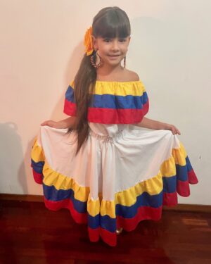 Gioia Arismendi Instagram - Somos de Aquí, Somos Venezolanas 🇻🇪 Mi hija #StellaVera ⭐️ mi primogénita mi gran Orgullo, ella es y se siente muy Feliz de ser Venezolana ❤️ y yo como su madre la aplaudo y la enamoro día a día de nuestra tierra maravillosa inculcándole valores, tradiciones  y  claro que también sé con total certeza que tenemos el mejor País del mundo, lo AMAMOS ♥️😍🥰 y no hay nada más que deseemos que todos nosotros y nuestros hermanos estemos en PAZ ✌🏻en LIBERTAD 🕊️ unidos juntos y por el país que tanto amamos y que seguimos construyendo día a día!!! 
.
Mi hija hermosa le tocó exponer sobre su País: Venezuela 🇻🇪 lo hizo fabuloso!!! ⭐️
.
Sé ve tan bella con su traje típico folclórico 💕
preparamos juntas y con mucho amor para compartir con sus amiguitos y maestras comida típica venezolana: 
- Cachapitas con queso fresco.
- Bolitas de Leche también conocidas como papitas de leche. 
Y bailo joropo espectacular… 💃🏻 
.
SOMOS VENEZUELA 🇻🇪 y mi princesa 👸 el FUTURO de nuestro país… Ella la luz, Ella la esperanza, Ella el camino… Con la Fe intacta y seguras de que vamos Hasta el final!!! Te visualizamos libre en paz y cubierta de total luz ☀️ 💛💙❤️
.
Gracias Gracias Gracias 🙌🏻👐🙏 porque #yosignifico #iamenough #yosoy #soham I Am Gioia Arismendi en Abundancia y Prosperidad rodeada de Éxito y Amor! Amén!!! 💟🕉☮️⚛️
. 
Gracias querida Amiga @vanebachrich 💖 por este hermoso traje que nos prestaste de la Princesisima hermosa Marianto!!! Más Futuro Maravilloso! 🩷
Las Adoramos 🙌🏻👐😍
.
Accesorios @bambolabygioia 
.
Me dicen si es la Niña Venezolana más bella que han visto hoy? Soy una mamá perdidamente enamorada?