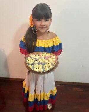 Gioia Arismendi Instagram - Somos de Aquí, Somos Venezolanas 🇻🇪 Mi hija #StellaVera ⭐️ mi primogénita mi gran Orgullo, ella es y se siente muy Feliz de ser Venezolana ❤️ y yo como su madre la aplaudo y la enamoro día a día de nuestra tierra maravillosa inculcándole valores, tradiciones  y  claro que también sé con total certeza que tenemos el mejor País del mundo, lo AMAMOS ♥️😍🥰 y no hay nada más que deseemos que todos nosotros y nuestros hermanos estemos en PAZ ✌🏻en LIBERTAD 🕊️ unidos juntos y por el país que tanto amamos y que seguimos construyendo día a día!!! 
.
Mi hija hermosa le tocó exponer sobre su País: Venezuela 🇻🇪 lo hizo fabuloso!!! ⭐️
.
Sé ve tan bella con su traje típico folclórico 💕
preparamos juntas y con mucho amor para compartir con sus amiguitos y maestras comida típica venezolana: 
- Cachapitas con queso fresco.
- Bolitas de Leche también conocidas como papitas de leche. 
Y bailo joropo espectacular… 💃🏻 
.
SOMOS VENEZUELA 🇻🇪 y mi princesa 👸 el FUTURO de nuestro país… Ella la luz, Ella la esperanza, Ella el camino… Con la Fe intacta y seguras de que vamos Hasta el final!!! Te visualizamos libre en paz y cubierta de total luz ☀️ 💛💙❤️
.
Gracias Gracias Gracias 🙌🏻👐🙏 porque #yosignifico #iamenough #yosoy #soham I Am Gioia Arismendi en Abundancia y Prosperidad rodeada de Éxito y Amor! Amén!!! 💟🕉☮️⚛️
. 
Gracias querida Amiga @vanebachrich 💖 por este hermoso traje que nos prestaste de la Princesisima hermosa Marianto!!! Más Futuro Maravilloso! 🩷
Las Adoramos 🙌🏻👐😍
.
Accesorios @bambolabygioia 
.
Me dicen si es la Niña Venezolana más bella que han visto hoy? Soy una mamá perdidamente enamorada?