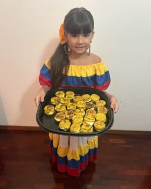 Gioia Arismendi Instagram - Somos de Aquí, Somos Venezolanas 🇻🇪 Mi hija #StellaVera ⭐️ mi primogénita mi gran Orgullo, ella es y se siente muy Feliz de ser Venezolana ❤️ y yo como su madre la aplaudo y la enamoro día a día de nuestra tierra maravillosa inculcándole valores, tradiciones  y  claro que también sé con total certeza que tenemos el mejor País del mundo, lo AMAMOS ♥️😍🥰 y no hay nada más que deseemos que todos nosotros y nuestros hermanos estemos en PAZ ✌🏻en LIBERTAD 🕊️ unidos juntos y por el país que tanto amamos y que seguimos construyendo día a día!!! 
.
Mi hija hermosa le tocó exponer sobre su País: Venezuela 🇻🇪 lo hizo fabuloso!!! ⭐️
.
Sé ve tan bella con su traje típico folclórico 💕
preparamos juntas y con mucho amor para compartir con sus amiguitos y maestras comida típica venezolana: 
- Cachapitas con queso fresco.
- Bolitas de Leche también conocidas como papitas de leche. 
Y bailo joropo espectacular… 💃🏻 
.
SOMOS VENEZUELA 🇻🇪 y mi princesa 👸 el FUTURO de nuestro país… Ella la luz, Ella la esperanza, Ella el camino… Con la Fe intacta y seguras de que vamos Hasta el final!!! Te visualizamos libre en paz y cubierta de total luz ☀️ 💛💙❤️
.
Gracias Gracias Gracias 🙌🏻👐🙏 porque #yosignifico #iamenough #yosoy #soham I Am Gioia Arismendi en Abundancia y Prosperidad rodeada de Éxito y Amor! Amén!!! 💟🕉☮️⚛️
. 
Gracias querida Amiga @vanebachrich 💖 por este hermoso traje que nos prestaste de la Princesisima hermosa Marianto!!! Más Futuro Maravilloso! 🩷
Las Adoramos 🙌🏻👐😍
.
Accesorios @bambolabygioia 
.
Me dicen si es la Niña Venezolana más bella que han visto hoy? Soy una mamá perdidamente enamorada?